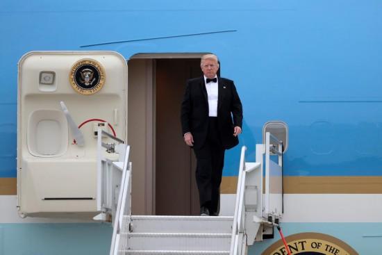 美媒又开始暗示解放军在南海利用电子战造成美军战机坠毁，好在特朗普是这一谣言最积极