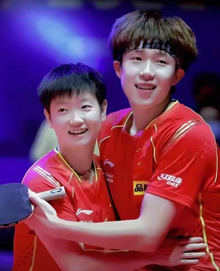 很多人磕王楚钦和孙颖莎，说到底，是羡慕他们并肩作战的样子。
他们一起从赛场打到世