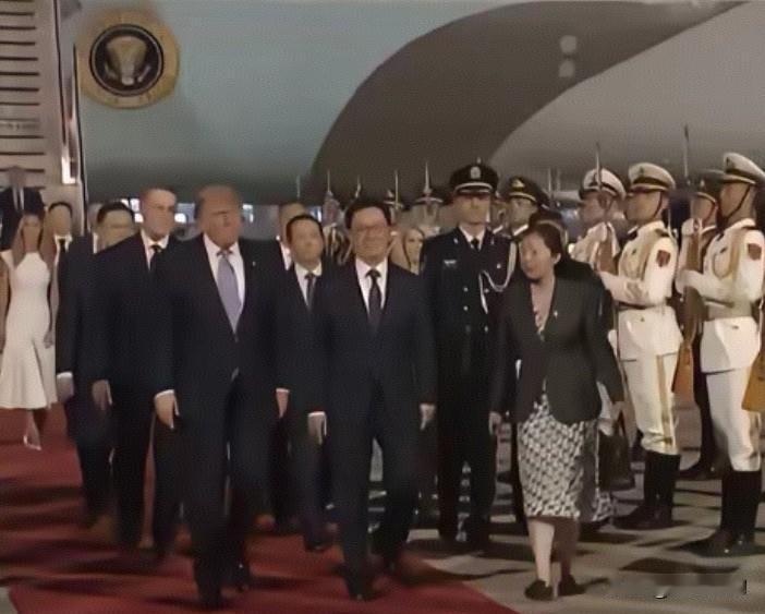 深刻解读：
特朗普访华专机卡在19点53分落地释放什么重要信号？
网友：影射抗美