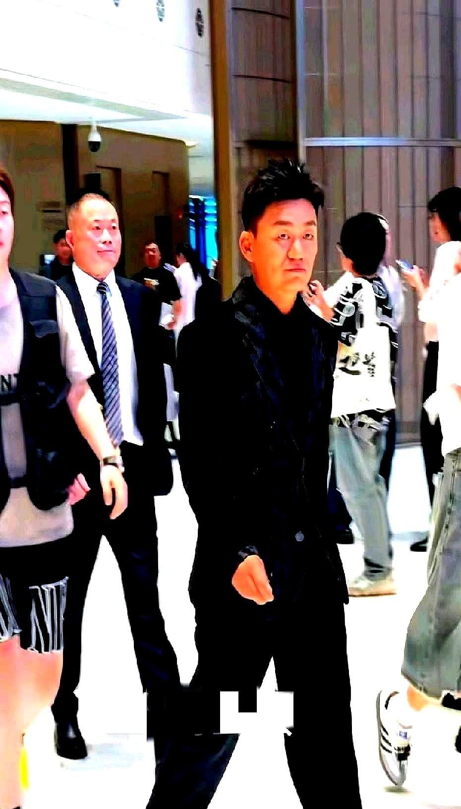 王宝强不说话，但票房替他吼。
《八角笼中》22亿，观众从骂他到为他鼓掌。
《三大