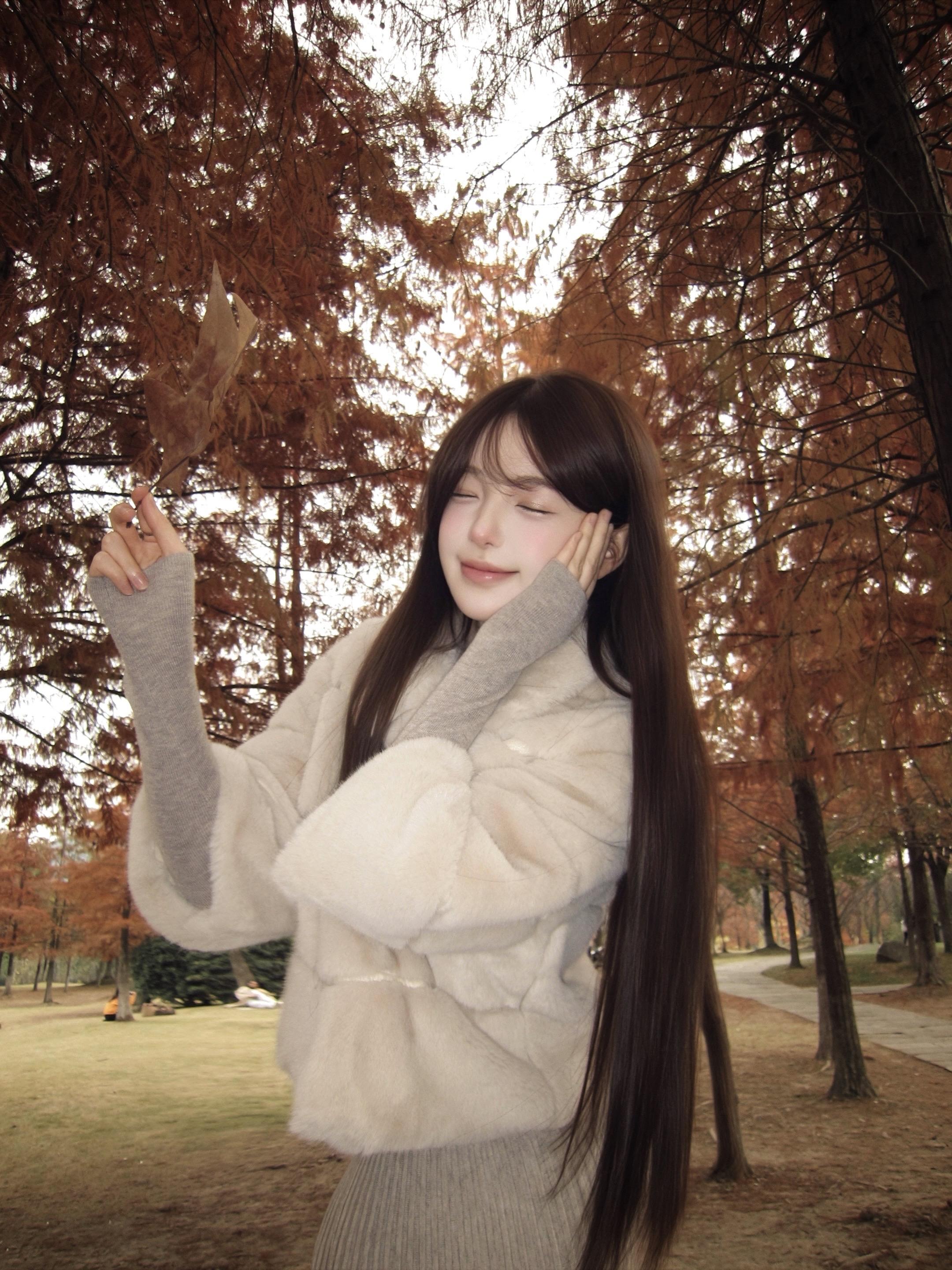 我假装漠视一切 其实我在乎的很多 我知道抓得越紧就越容易失去