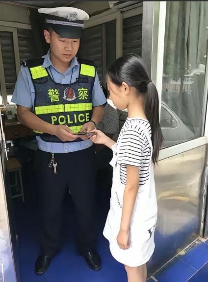 南京，一小学生捡到手机主动交到交警岗亭，失主取回手机时意外发现女孩走路一瘸一拐，
