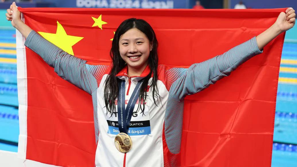 在北京时间2024年7月30日凌晨结束的巴黎奥运会女子100米蛙泳决赛中，被寄予