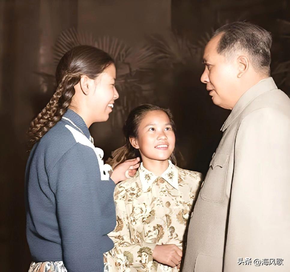 1959年，毛主席和邵华姐妹的合影，第2年，邵华成了他的儿媳妇。
1959年的国