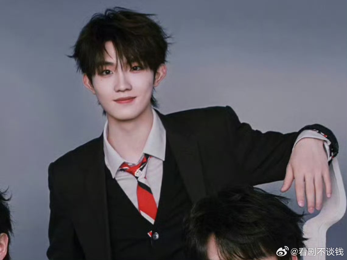 苏新皓惊喜之夜黑色西装造型[打call][打call][打call]果然成年了就