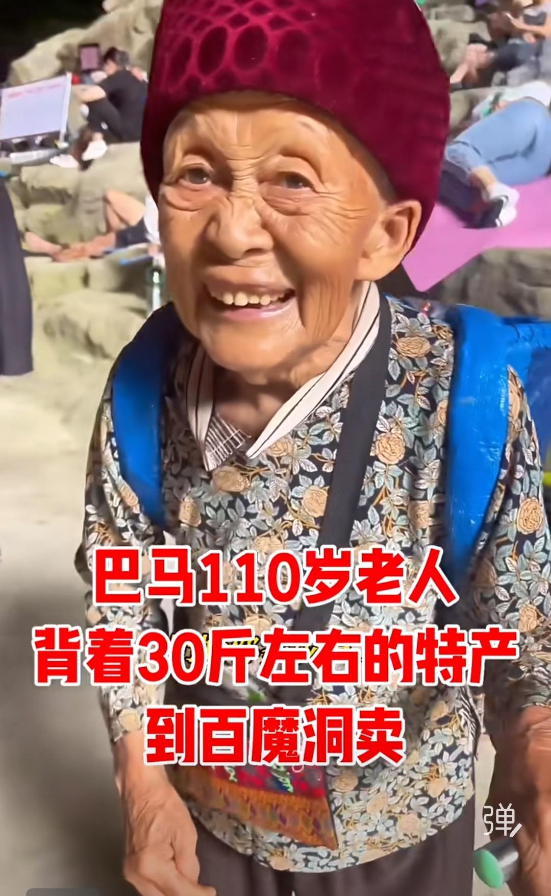 《正月十五夜》
	火树银花合，	星桥铁锁开。暗尘随马去，	明月逐人来。	游伎皆秾