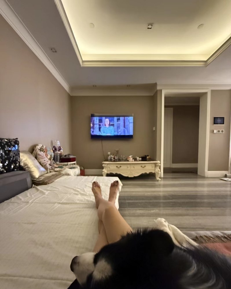 被爱的时候 小雨沾湿我的裙摆 我都委屈的不行 不被爱的时候 大雨滂沱 雷声共鸣 