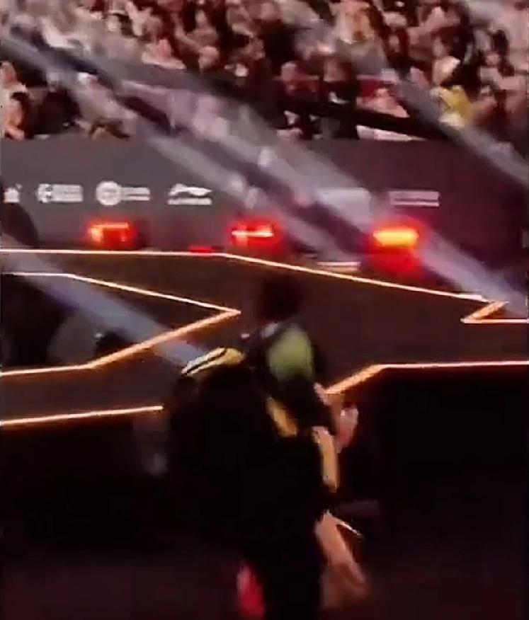 coco和莎莎的洒脱，真是如出一辙。
比赛结束，coco手拿包，肩上搭着衣服，走