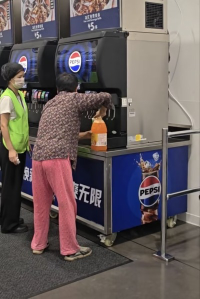 山姆员工估计一年到头没有见识过此等炸裂场景，如果被允许，饮料机估计一天到晚干冒烟