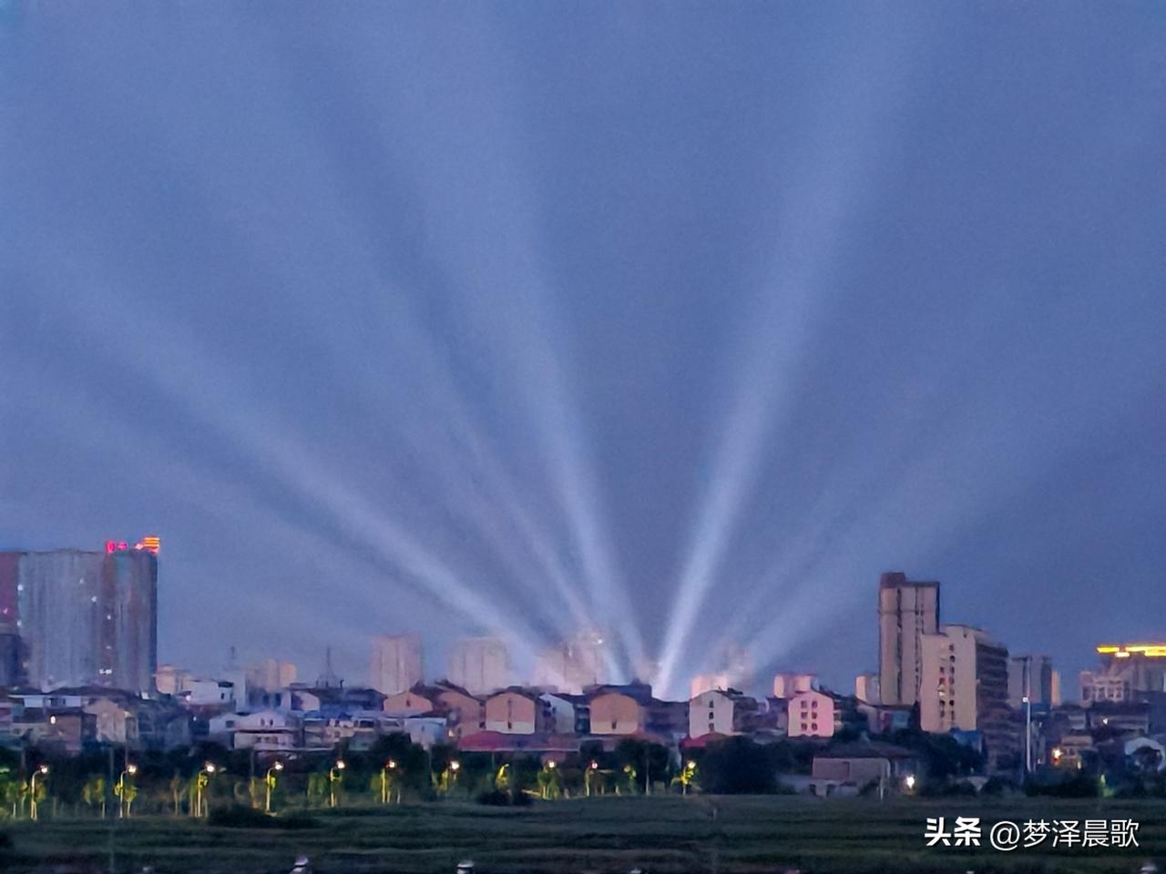 站在府河大堤上，远眺楚王天下大舞台灯光是个什么模样？