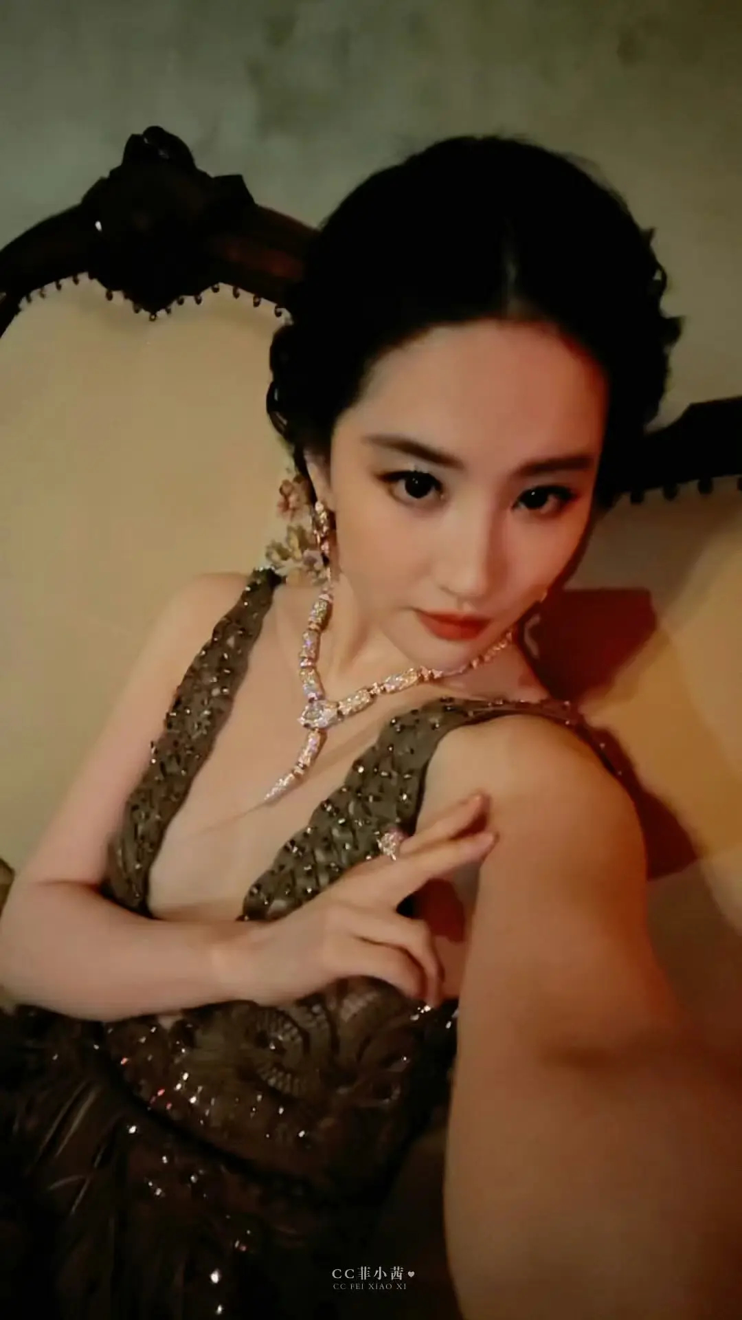 刘亦菲自拍还是这么稀奇 