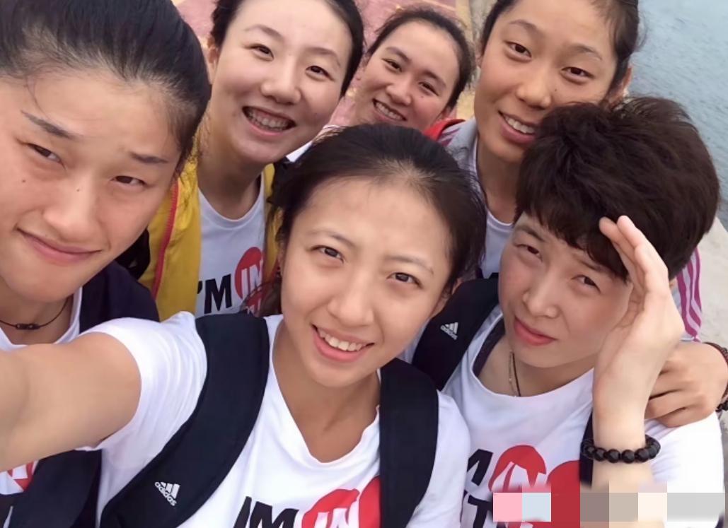 中国女排姑娘穿白T恤的合照：我认出了世界顶级主攻朱婷与笑容甜美的丁霞，眉毛飞扬的