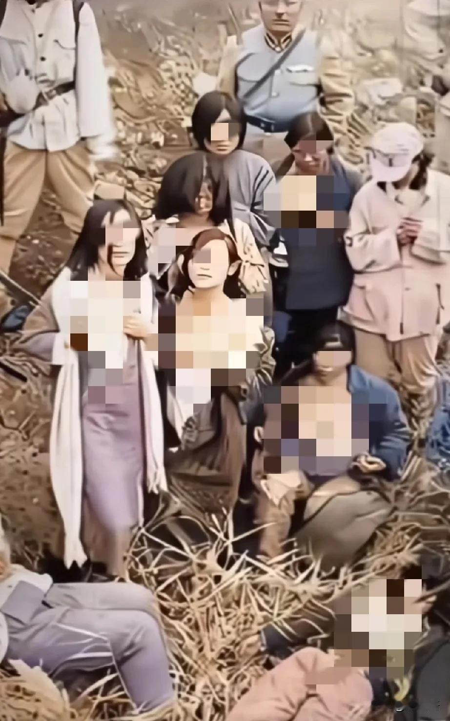 1937年，南京！
一群中国妇女被鬼子凌辱后，她们被鬼子带到野外，被迫在镜头留下
