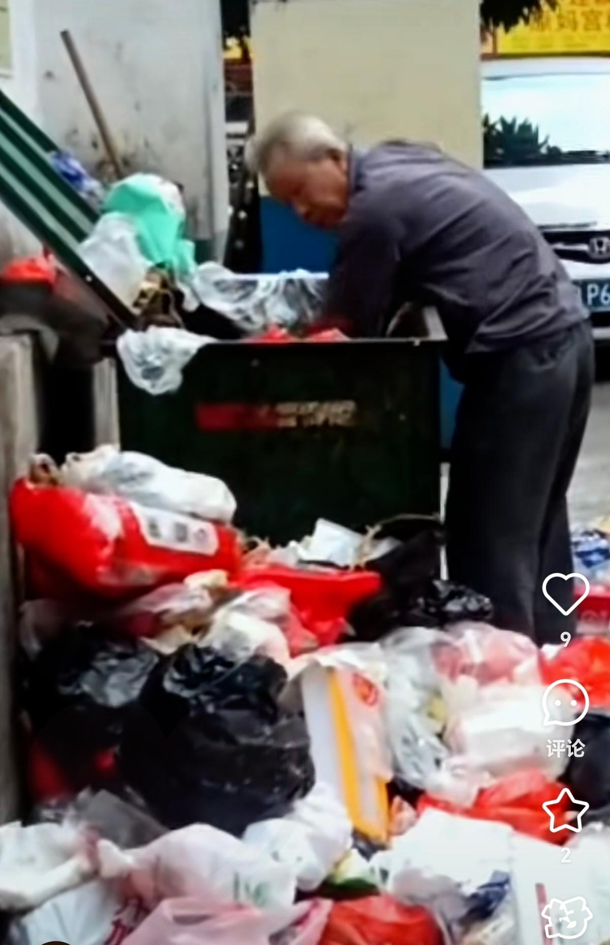 发现没？有些老人的晚年，拼的不是悠闲，是“不拖累别人”的体面。
 
小区里66岁