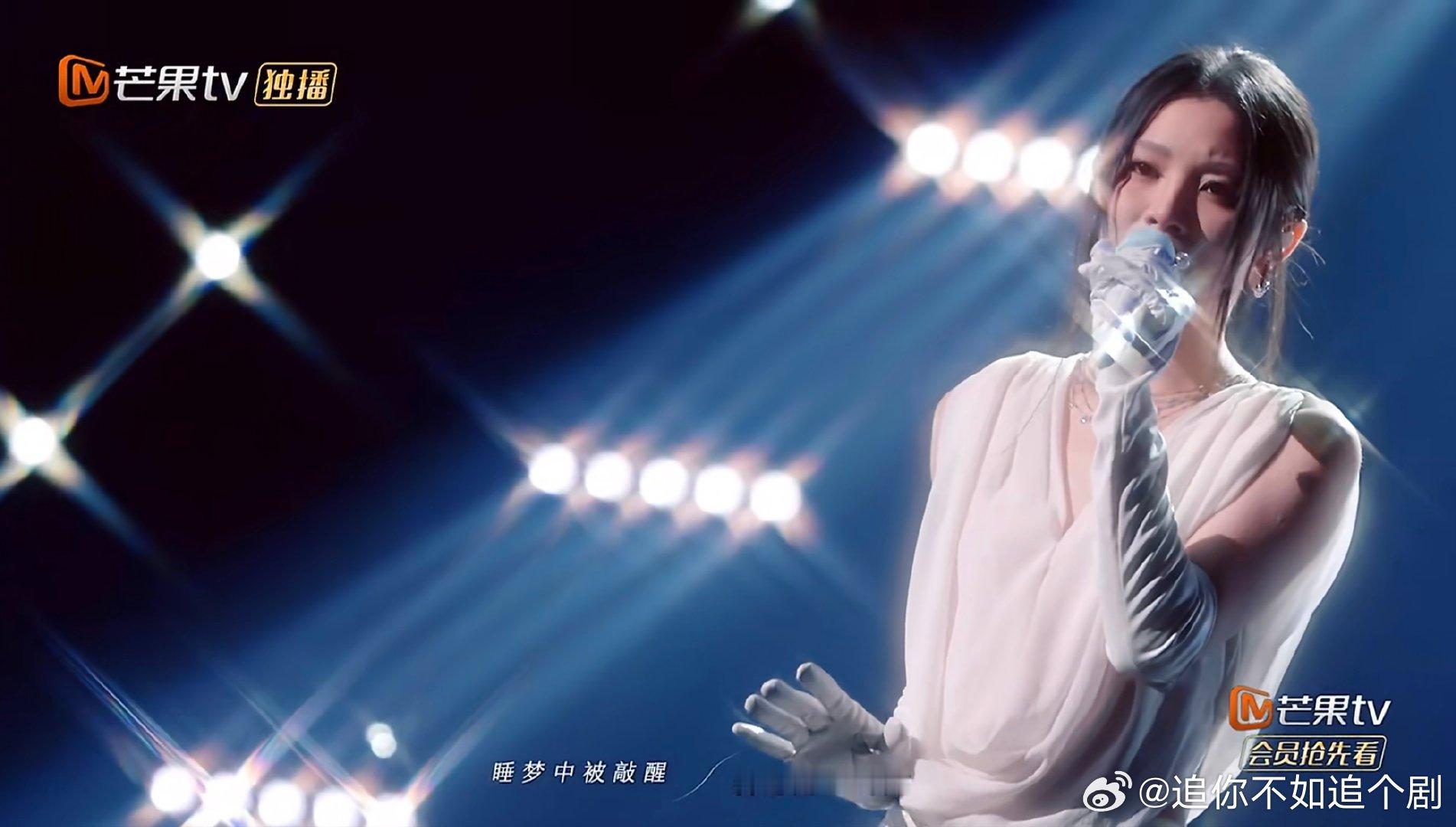 周兴哲姚晓棠的屋顶上男帅女美 声生不息 画面太美不敢看！男帅女美在屋顶合唱，简直