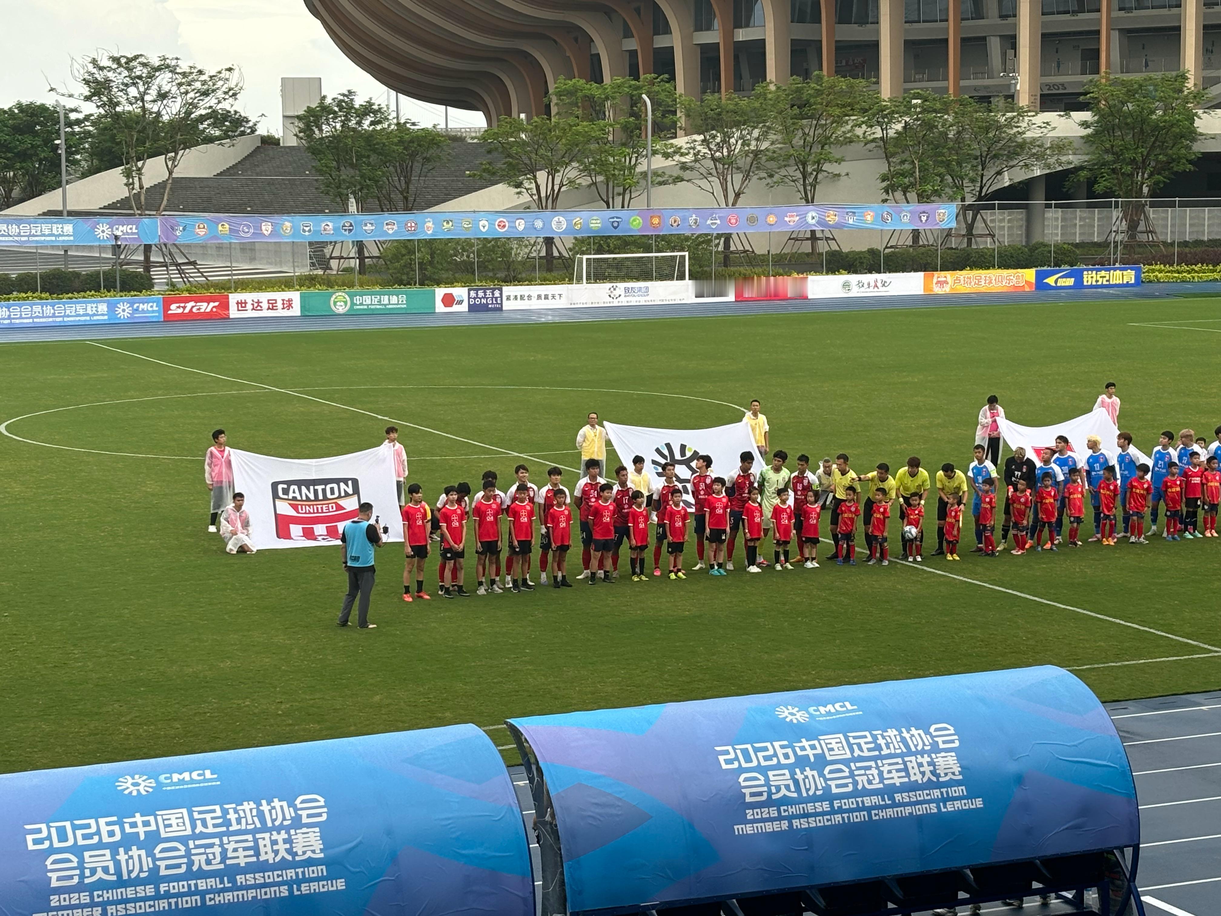 喂喂喂，球童比球员高啦 