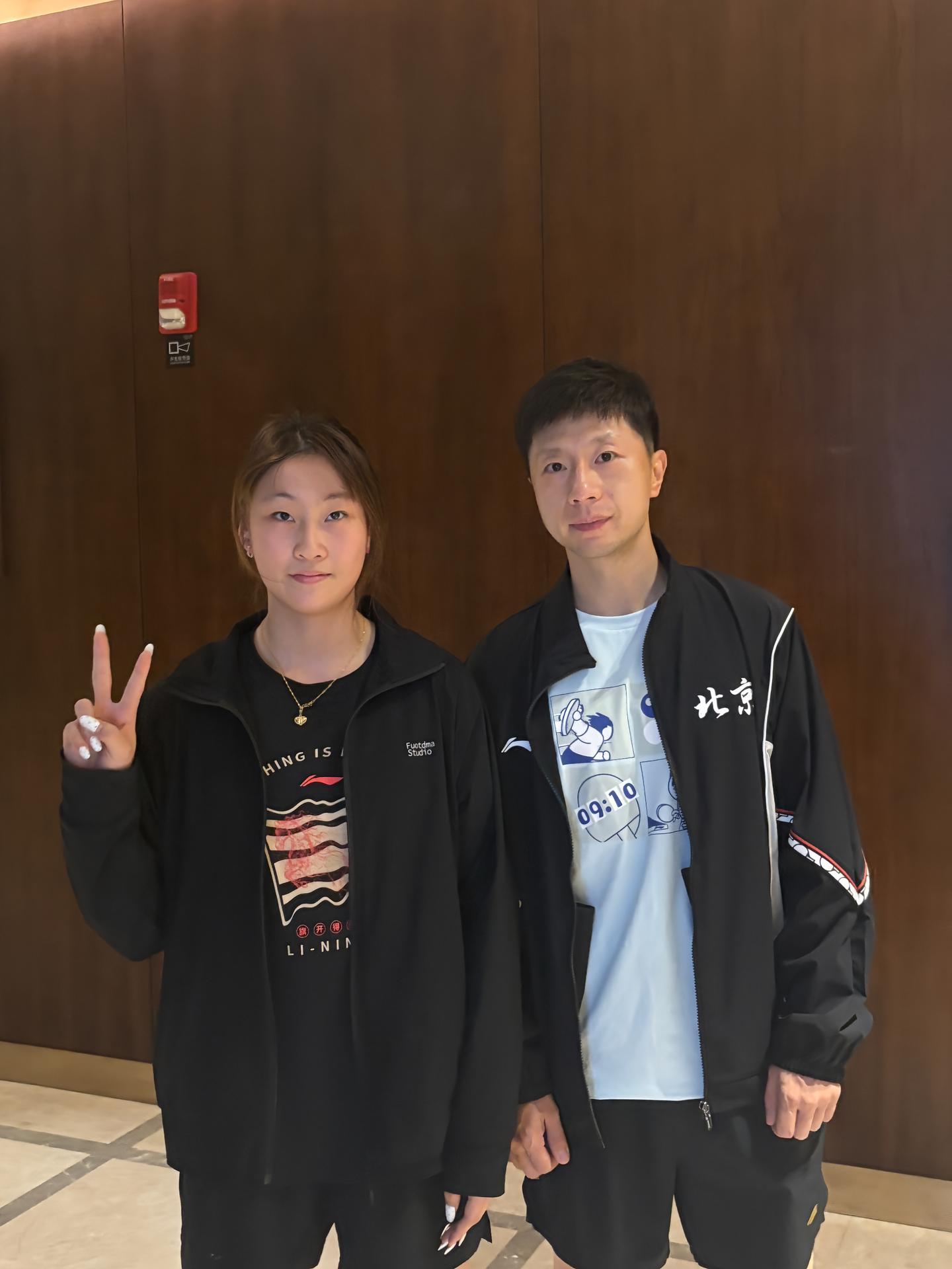 马龙合影+1 with江苏女队李潇逸 