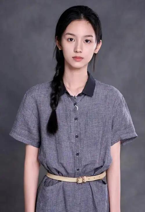 5月22日，演员周也被狗仔拍到与神秘男子的多段亲密互动，新恋情曝光瞬间冲上热搜第