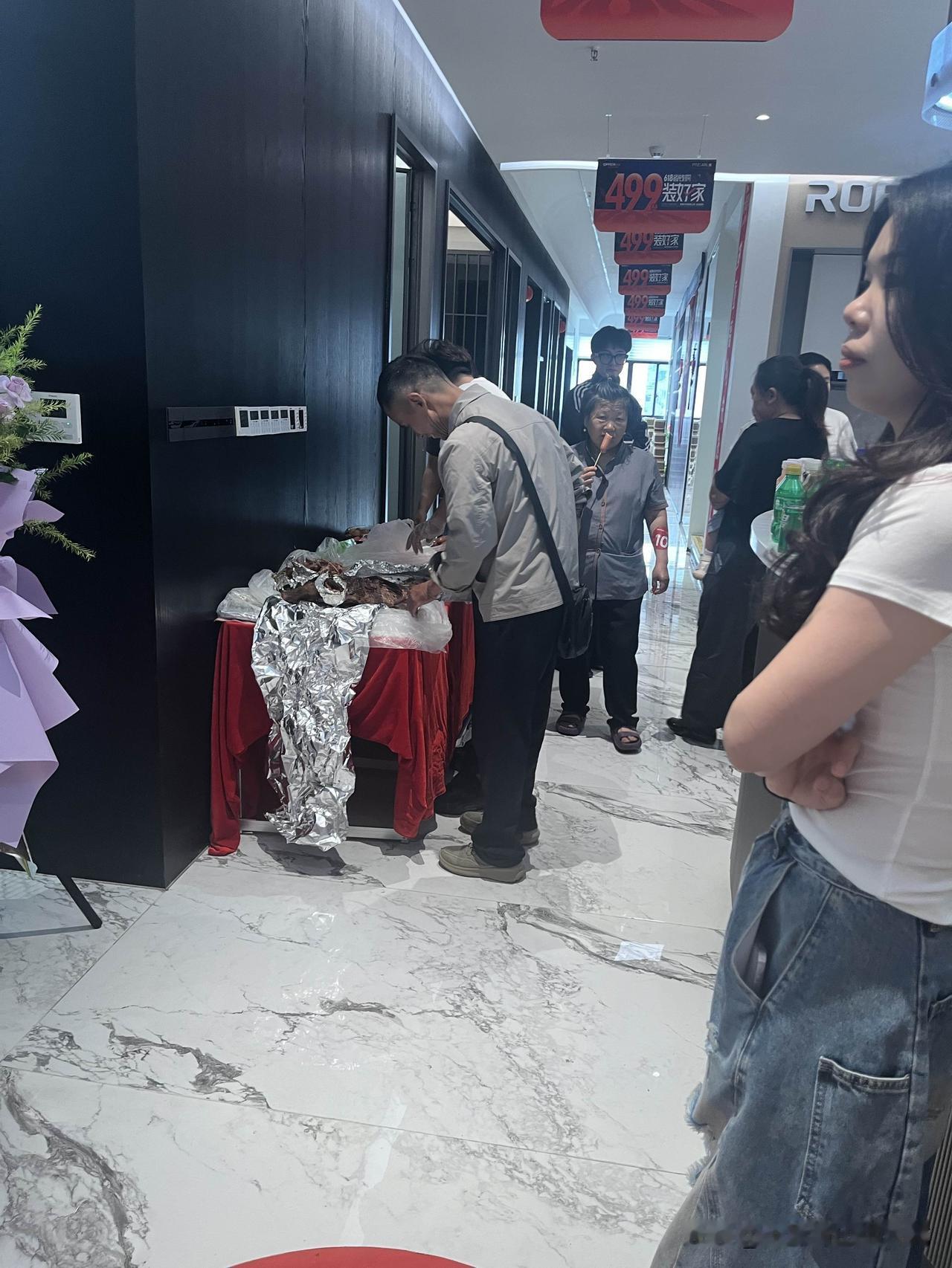 吃大户来啦！[捂脸]

上周星期六下午一点，公司组织第一届老客户回馈活动，当天来