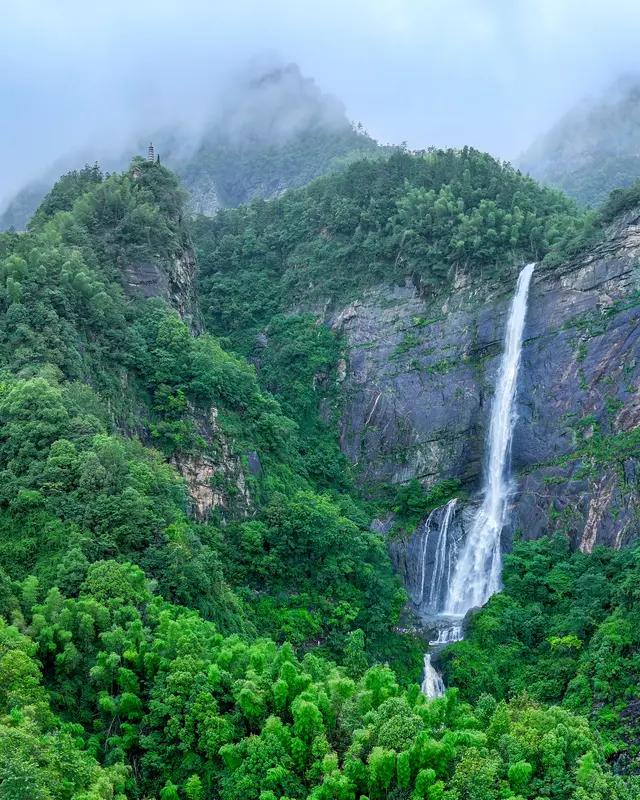 诗歌不就图个想象力和意犹未尽吗? 诗歌可不就图个想象力和意犹未尽嘛！就说李白的《