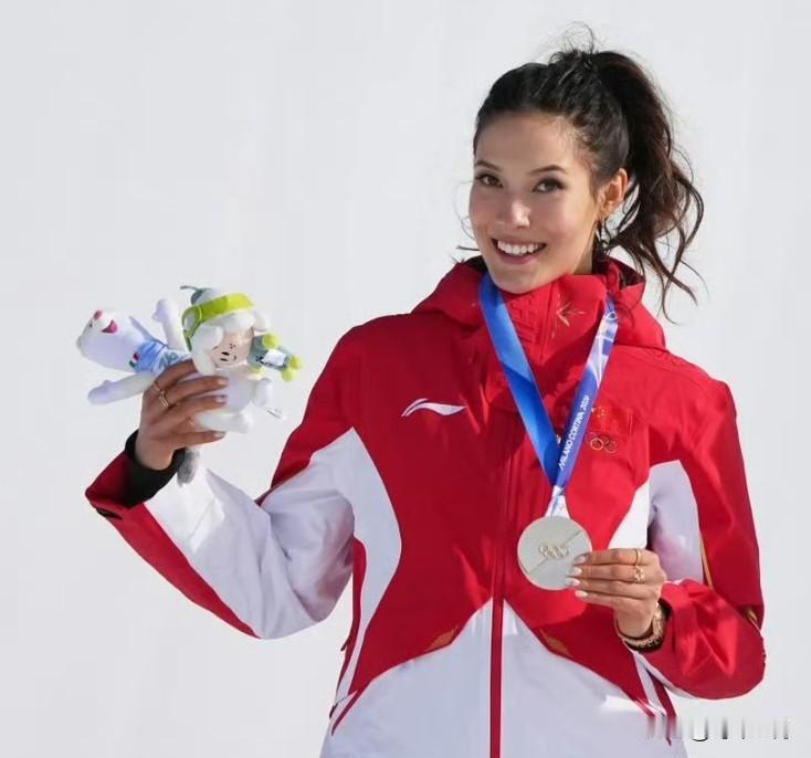 （Huffpost）周四，冬奥会赛场上，谷爱凌以俏皮方式回击了JD·万斯对她的批