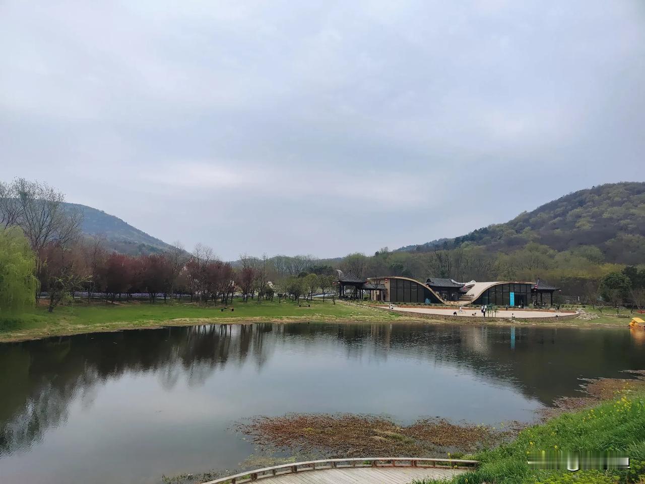 庐江十里长冲，去了两次了，孩子很喜欢玩水，边上树林可以搭帐篷，烧烤。烧烤要看技术