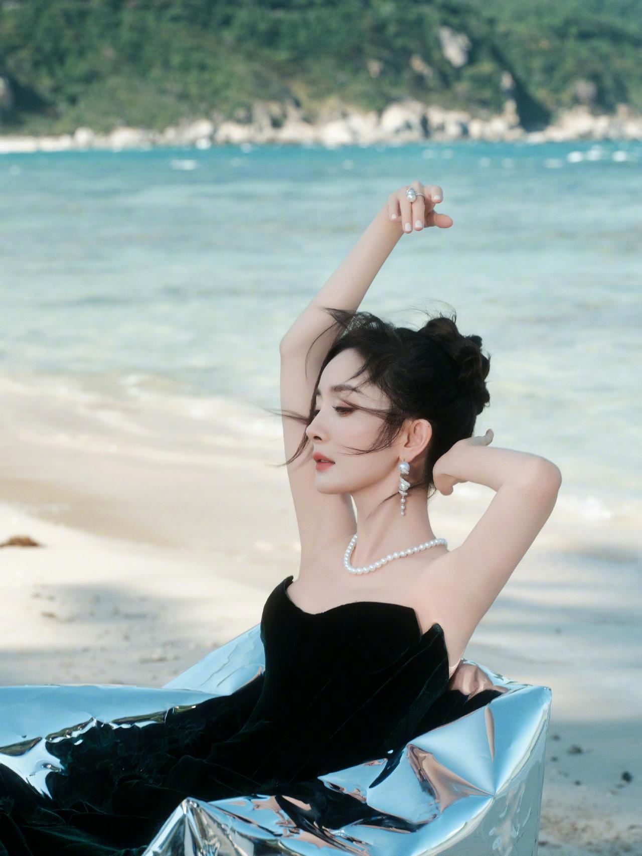 杨幂海滩大片，墨绿色抹胸礼服裙，灵动柔美