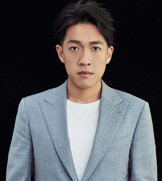 正在播出的电视剧《江海潮生》里，演员张博宇出演的角色叫董义鸿，原先以卖盐为生，后