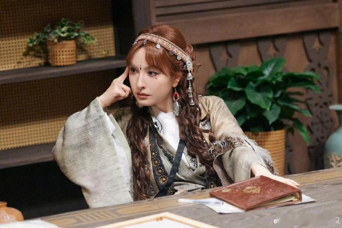 吴昕被夸穿搭越夸张造型越正确吴昕大侦探夸张造型 吴昕穿搭太亮眼，夸张造型越疯越出