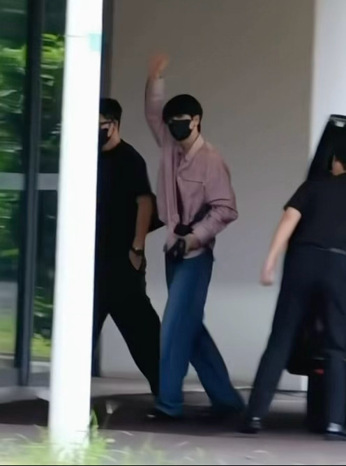 我们凌赫就这样带着自己的相机阿贝贝出发了 