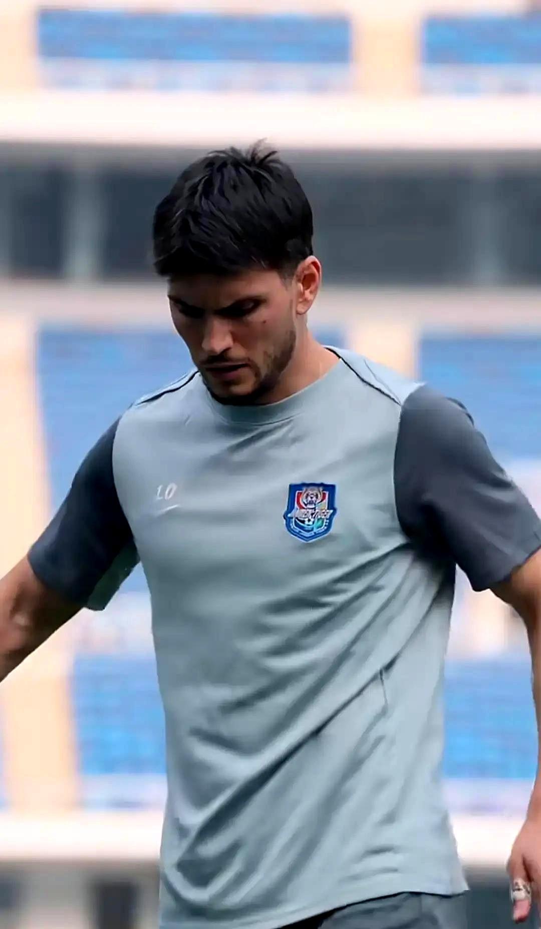 可算等到这一天了！
看见萨尔瓦多那身影不再是孤零零地在场边慢跑，而是重新扎进球队