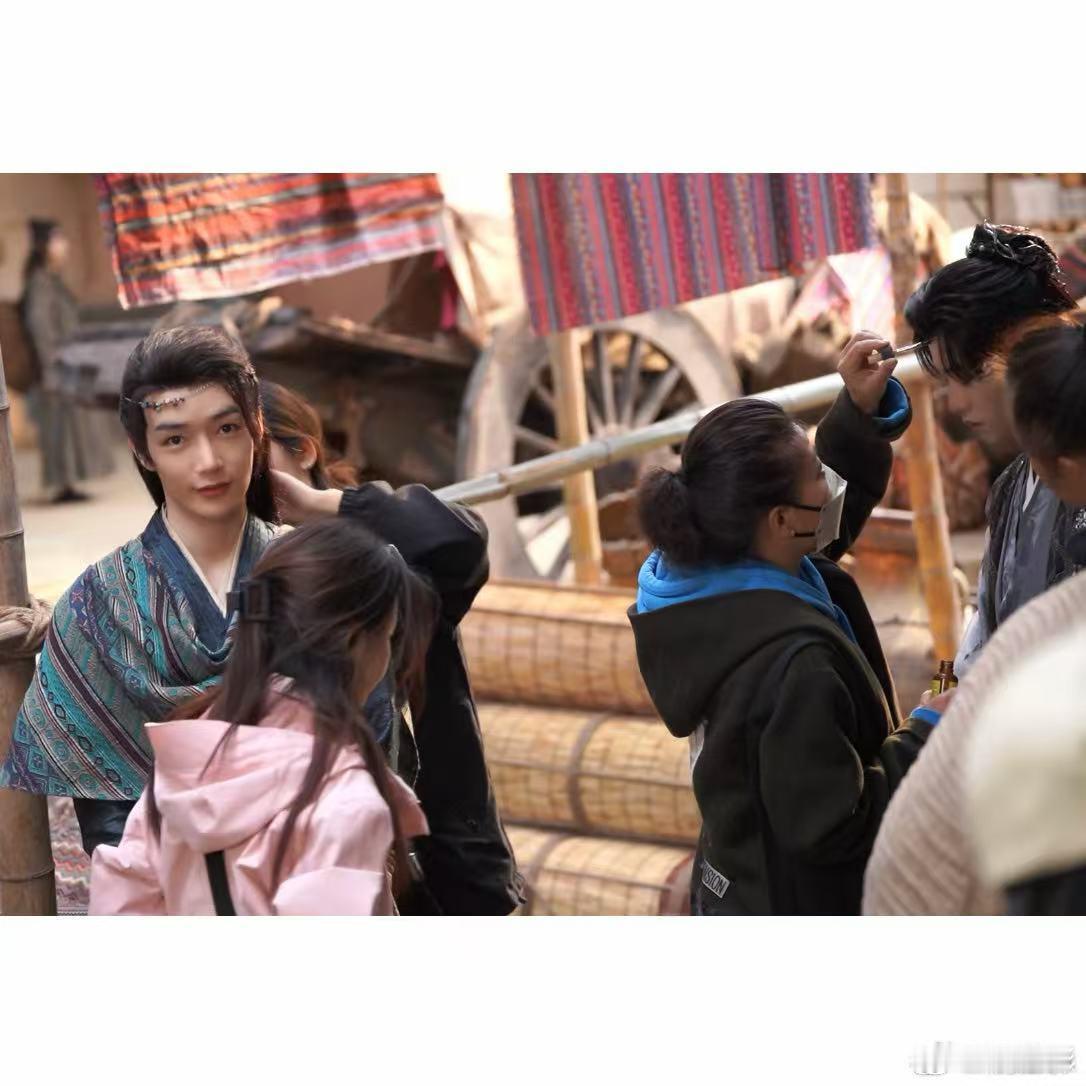 林凯分享了没见过的任嘉伦林凯镜头下的任嘉伦 和任嘉伦，戏里是乖乖听话的好弟弟，戏