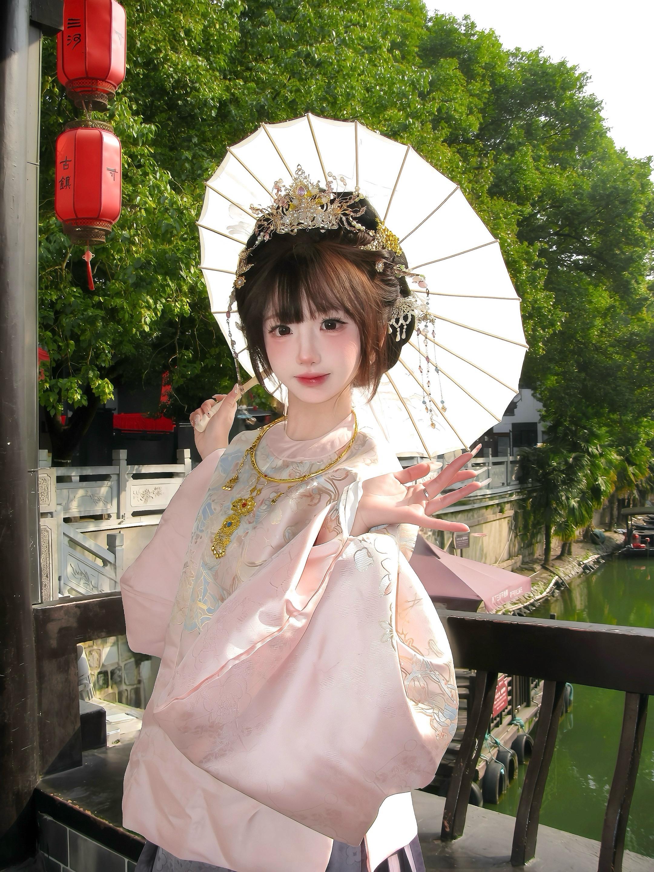 “小女虽相貌乖巧，但性子着实顽劣，还望公子海涵”