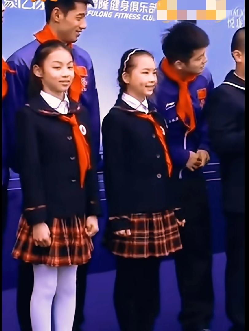 谁懂啊！当年的小胖站在小学生里，真的像同龄人😂
 
刷到这个老视频直接笑不活了
