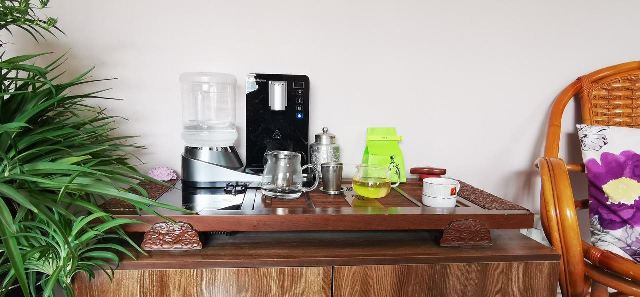 茶台咫尺心底宽，
茶叶无名味蕾欢。
陋室安神茶为伴，
不羡奢华不嫌廉。