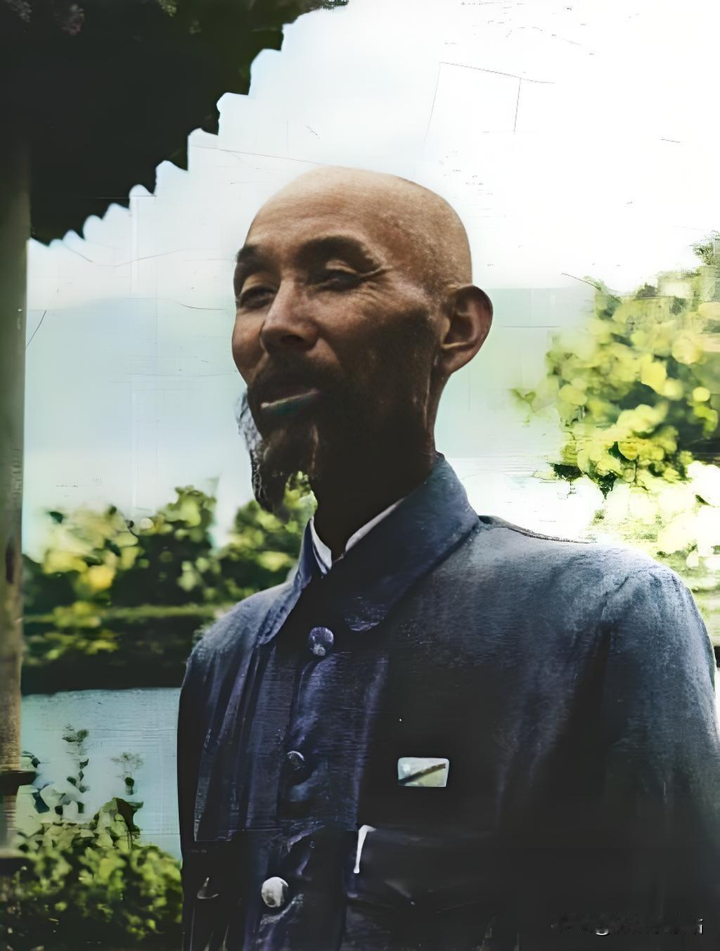 您瞅这张范筑先将军的像——一身军装笔挺，眼神跟刀子似的，透着股硬气！咱先说说他那