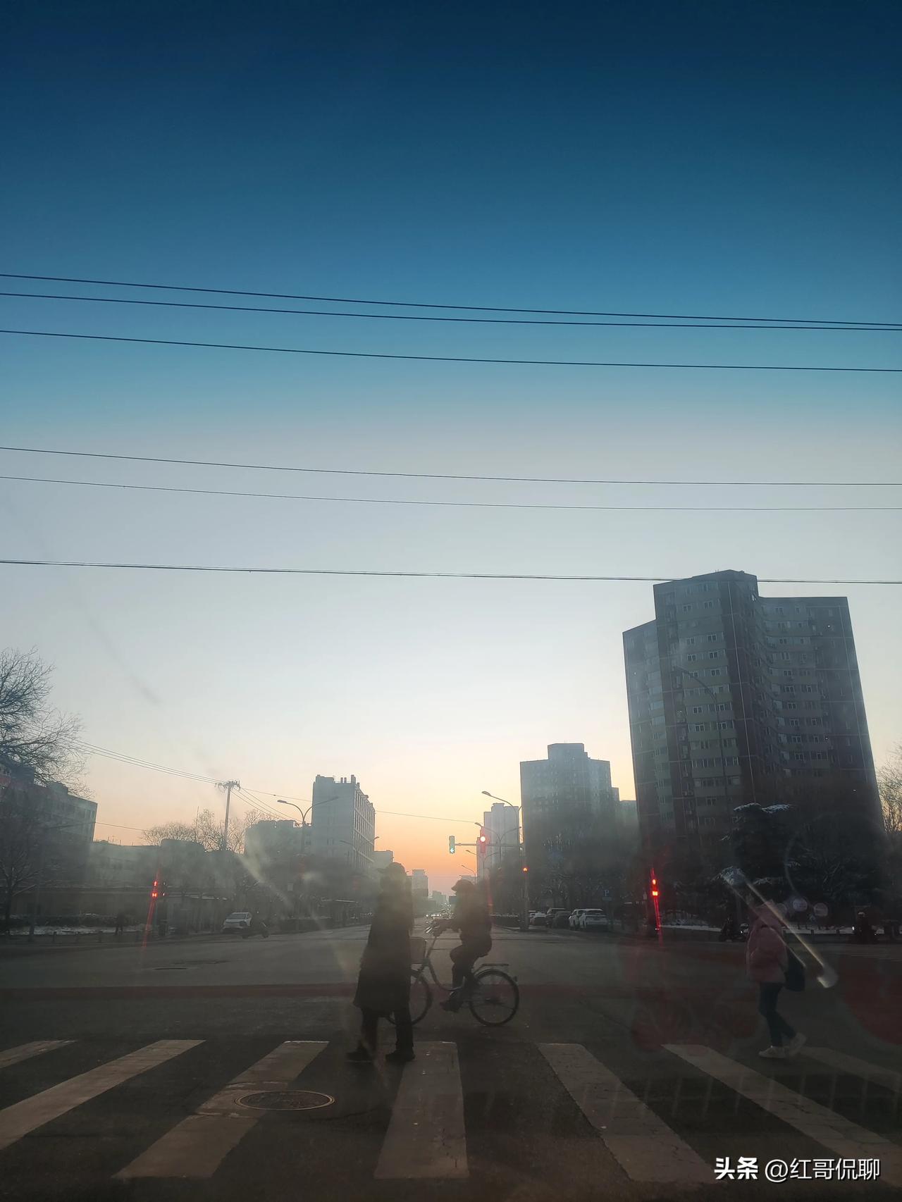 由于受这几天北京雨雪、年后去玉泉路乘车人增多需要提前的影响，石景山坐一号线的人这