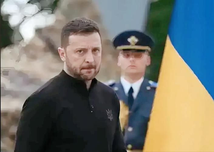 泽连斯基扛不住了，美媒爆出猛料，他身边的人已经开始私下商量，要主动放弃顿涅茨克东
