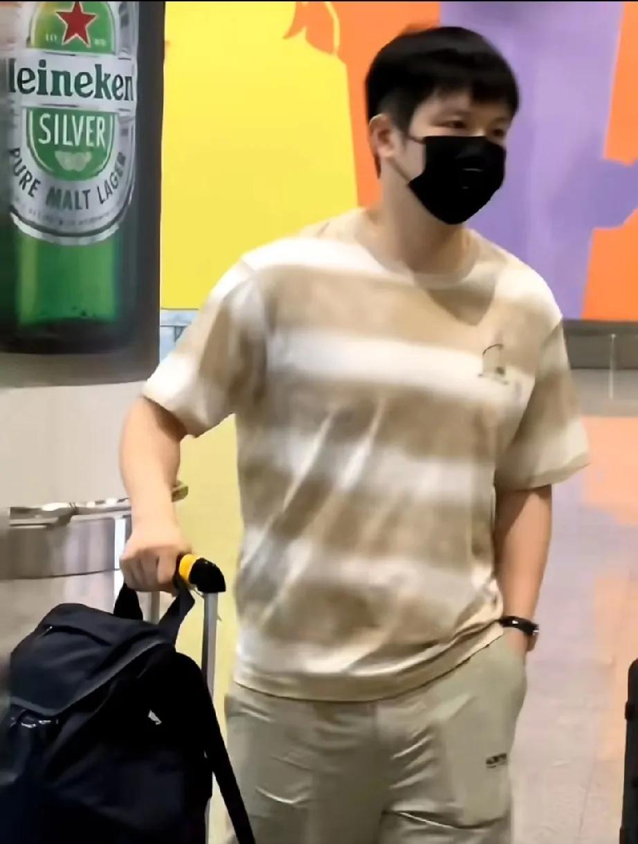 樊振东到厦门了，乒超第二阶段的比赛又可以看到东哥的比赛了，虽然东哥没有退役，但没