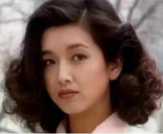 王志文飞美国，见到江珊女儿第一句话是夸名字“亦心”取得好。
1993年他力排众议