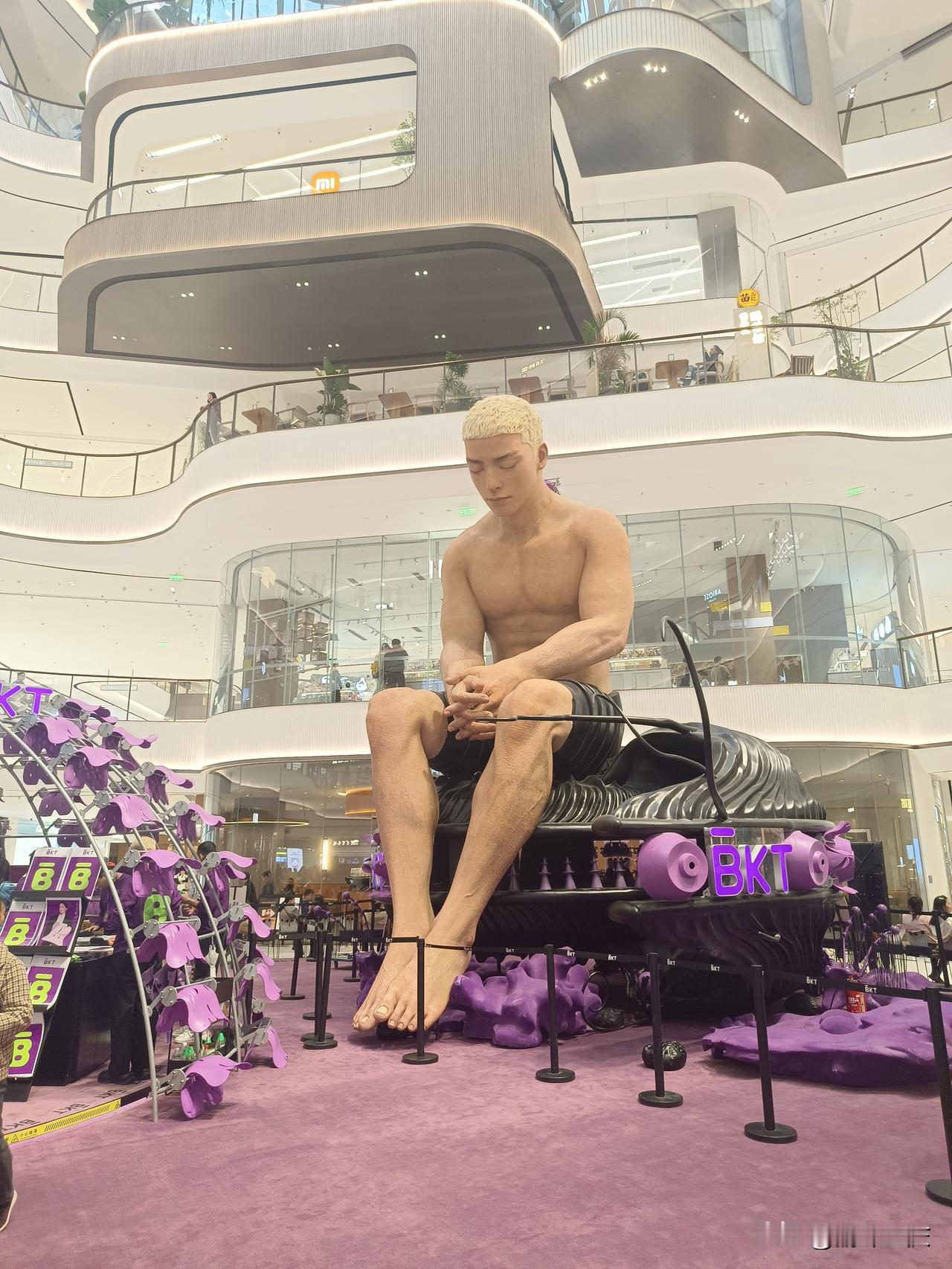 去南坪江岸天街的巨人展打了个卡，这人多得哟，人气依旧爆棚！看来在这儿搞个巨人展，