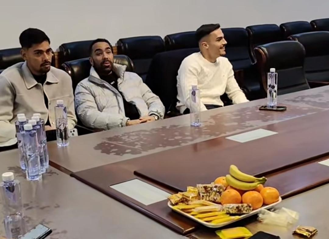 今晚山东高速男篮会议室格外热闹，泰山队五大外援泽卡，瓦科，克雷桑，马德鲁加，阿尔