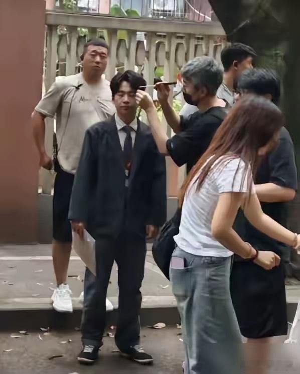 郭麒麟怎么了？！ 在成都被偶遇拍戏，人都瘦脱相了。 西装穿身上空荡荡的，状态看着