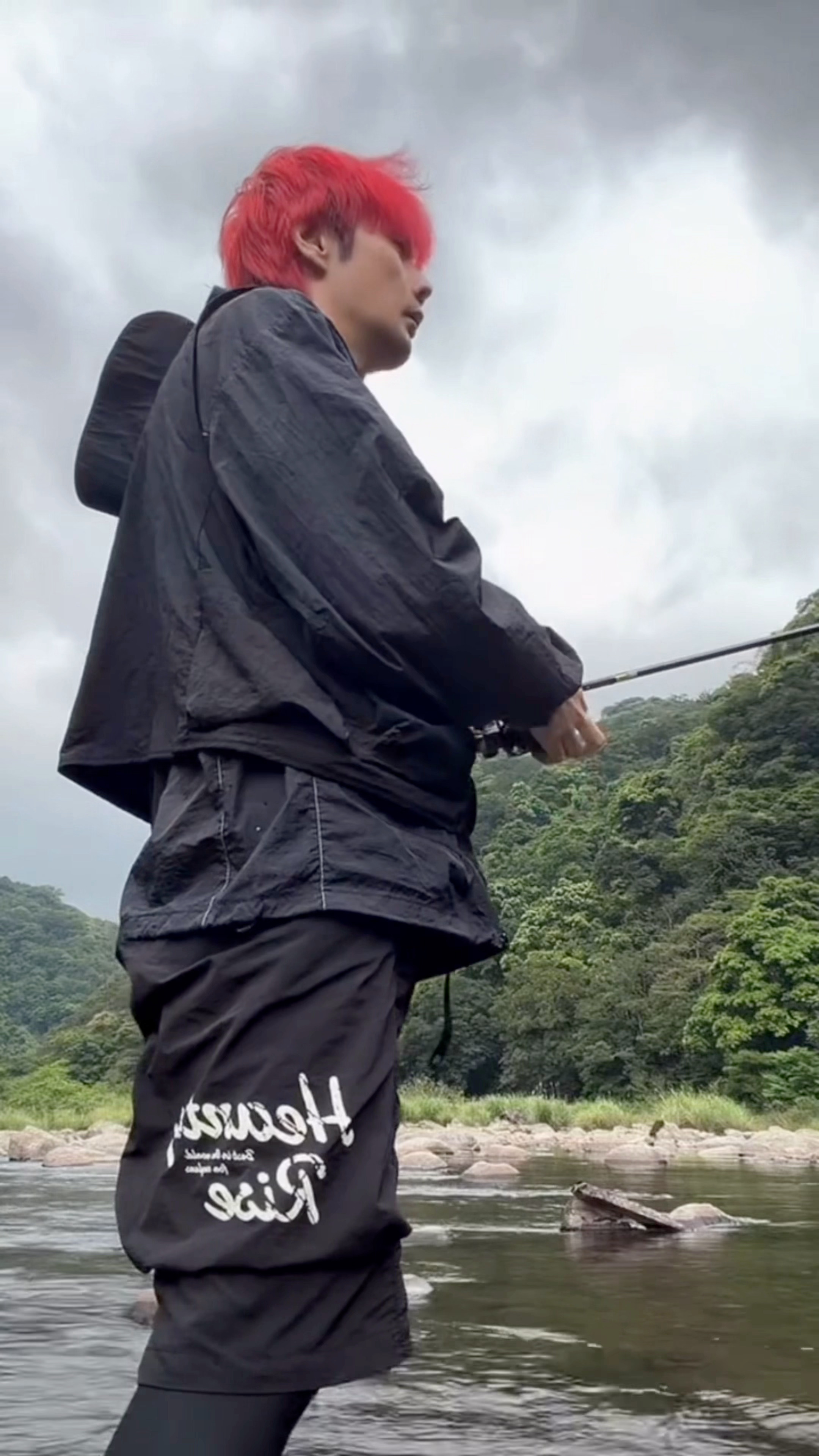 李荣浩直播手机掉水里了直播钓鱼的是李荣浩，受到惩罚的是手机，不过现在的手机基本上