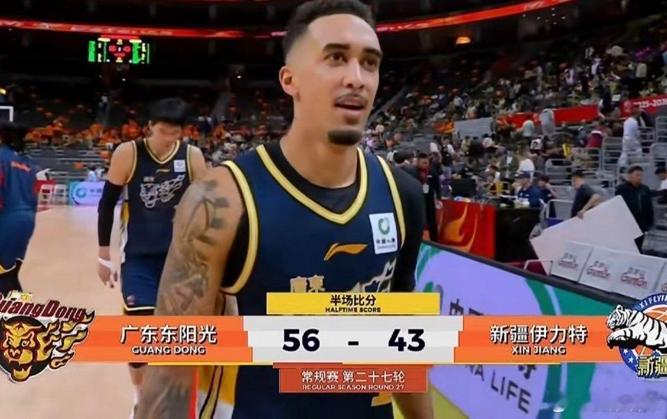 萨姆纳和奎因掀起一波进攻小高潮，广东队半场领先对手13分，这对双小外组合一直很默