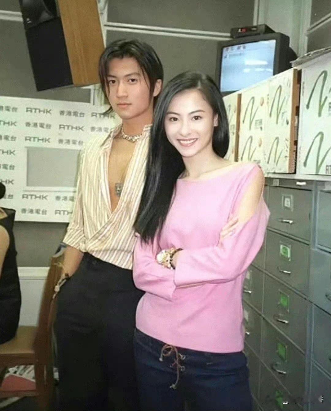 谢霆锋张柏芝年轻时的旧照片，没有美颜，没有滤镜，真实的展现了他们的绝美颜值！
