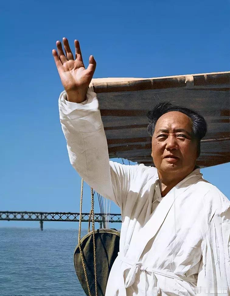 1966年7月16日，时年73岁的毛主席在湖北武汉畅游长江 ​​​