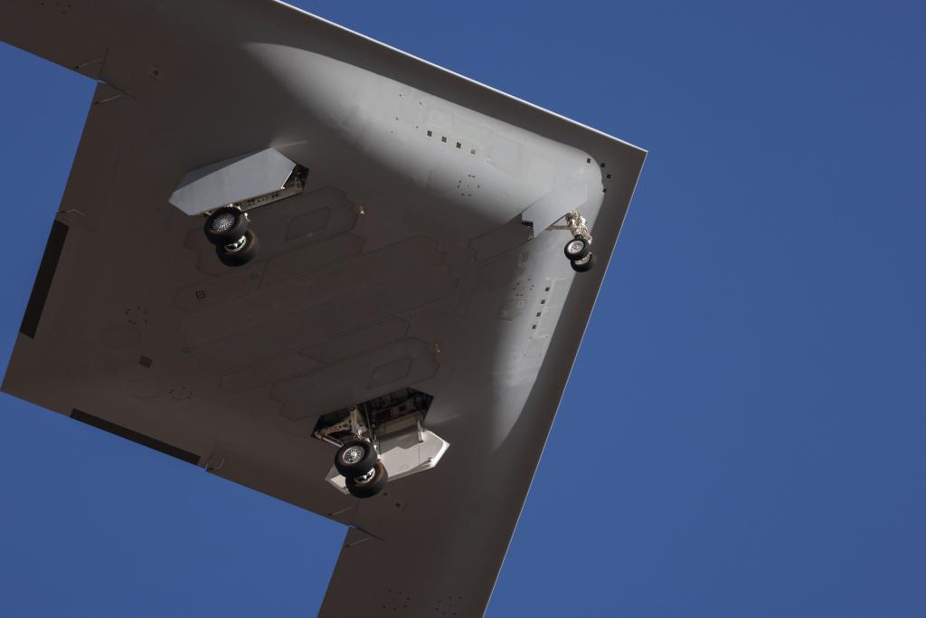 美国唯二领先的武器，现在也只能秀这个了。

B-21第二次试飞，把空速管取消了，