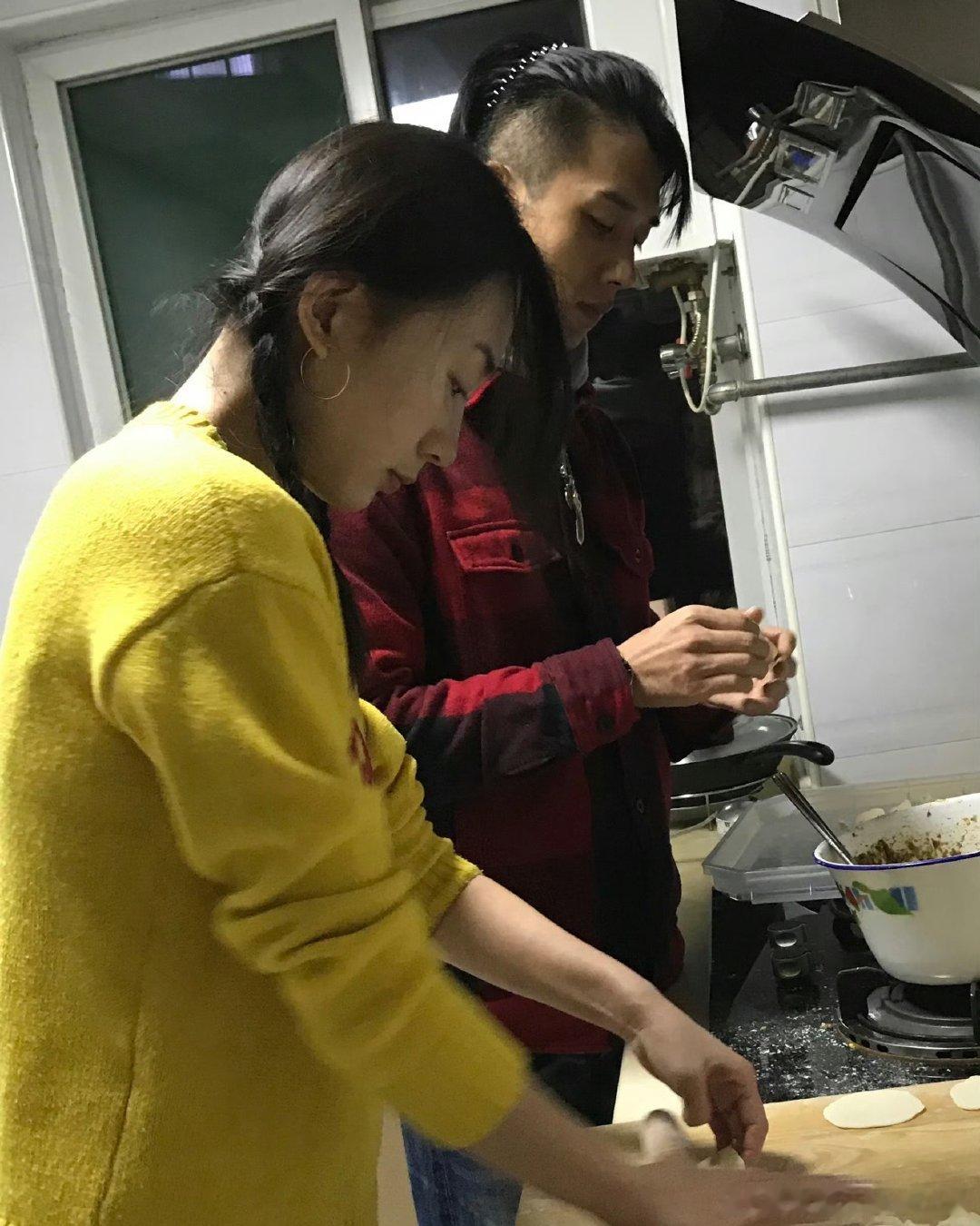 孙绍龙官宣结婚孙绍龙结婚 官宣视频里的细节太戳人，从剧组探班到海边旅行，全是两个