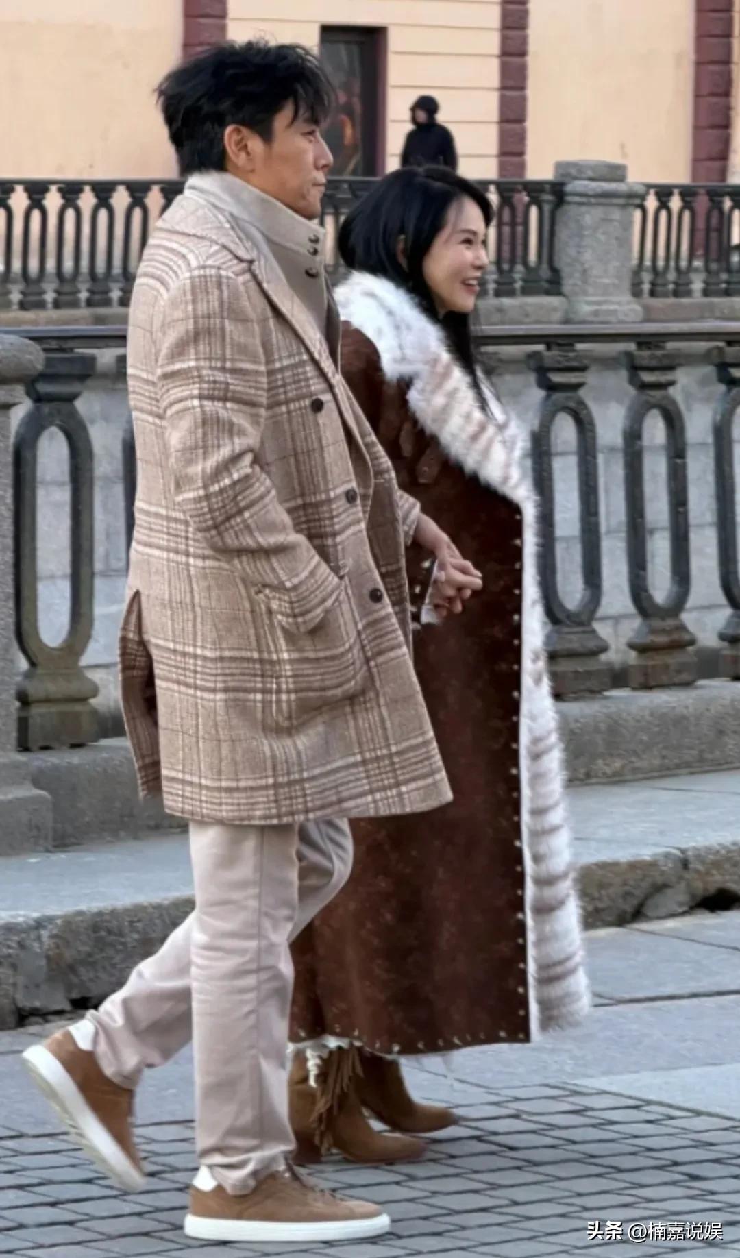 伊能静和秦昊在俄罗斯彼得堡录综艺《妻子的浪漫旅行》，生图看着还是挺般配的！
秦昊